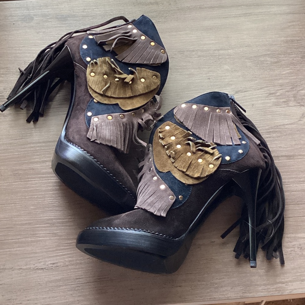 NWT Burberry Lilybell Emb120 Vcut Ankle Booties
